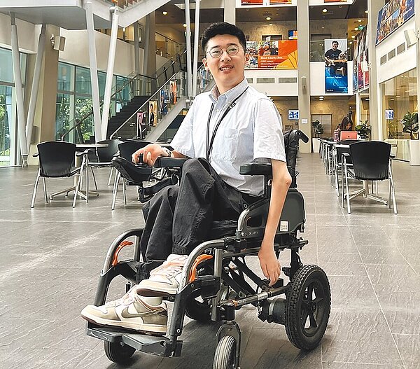 台北市建國中學學生顧文凱罹患先天性運動感覺神經病變,雙手只剩右小拇指可以施力,他在今年學測獲得4科滿級分,選考數A拿下13級分的好成績。圖/顧文凱提供