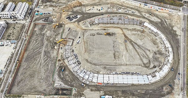 雲林縣虎尾高鐵運動園區田徑場全速趕工,今年農曆春節期間包括除夕、初一都有5、60名工人上工。(雲林縣府交通工務局提供/周麗蘭雲林傳真)