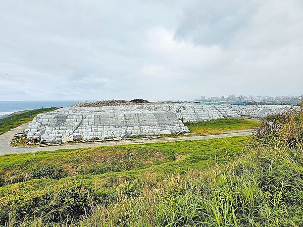 花蓮市區北邊垃圾堆置場近來飄散出惡臭，影響美崙一帶住戶，花蓮縣環保局已加強清運焚燒。（民眾提供／王志偉花蓮傳真）