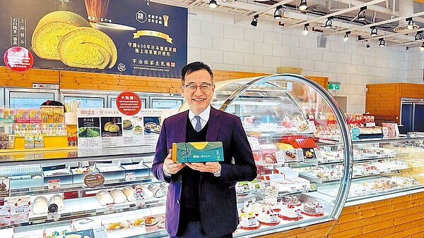 亞尼克董座吳宗恩27日親上火線說明亞尼克「關店潮」，強調全台還有18家店面正常營運。（亞尼克提供）