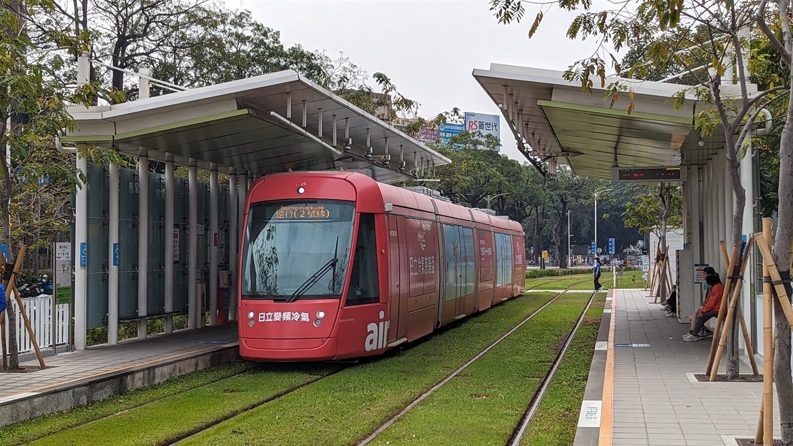 高雄輕軌26日開始收費,首日相較於免費期,日運量只剩下一半。記者潘奕言/攝影