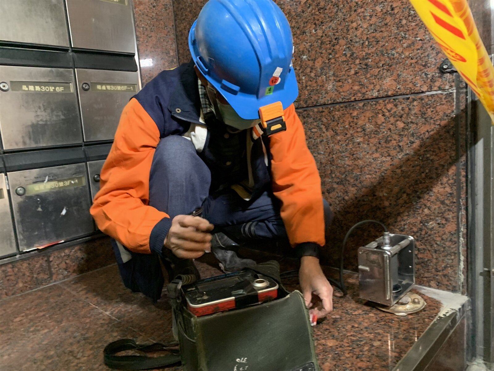 技術人員使用鄰房建物傾斜儀持續監測。記者葉德正/攝影