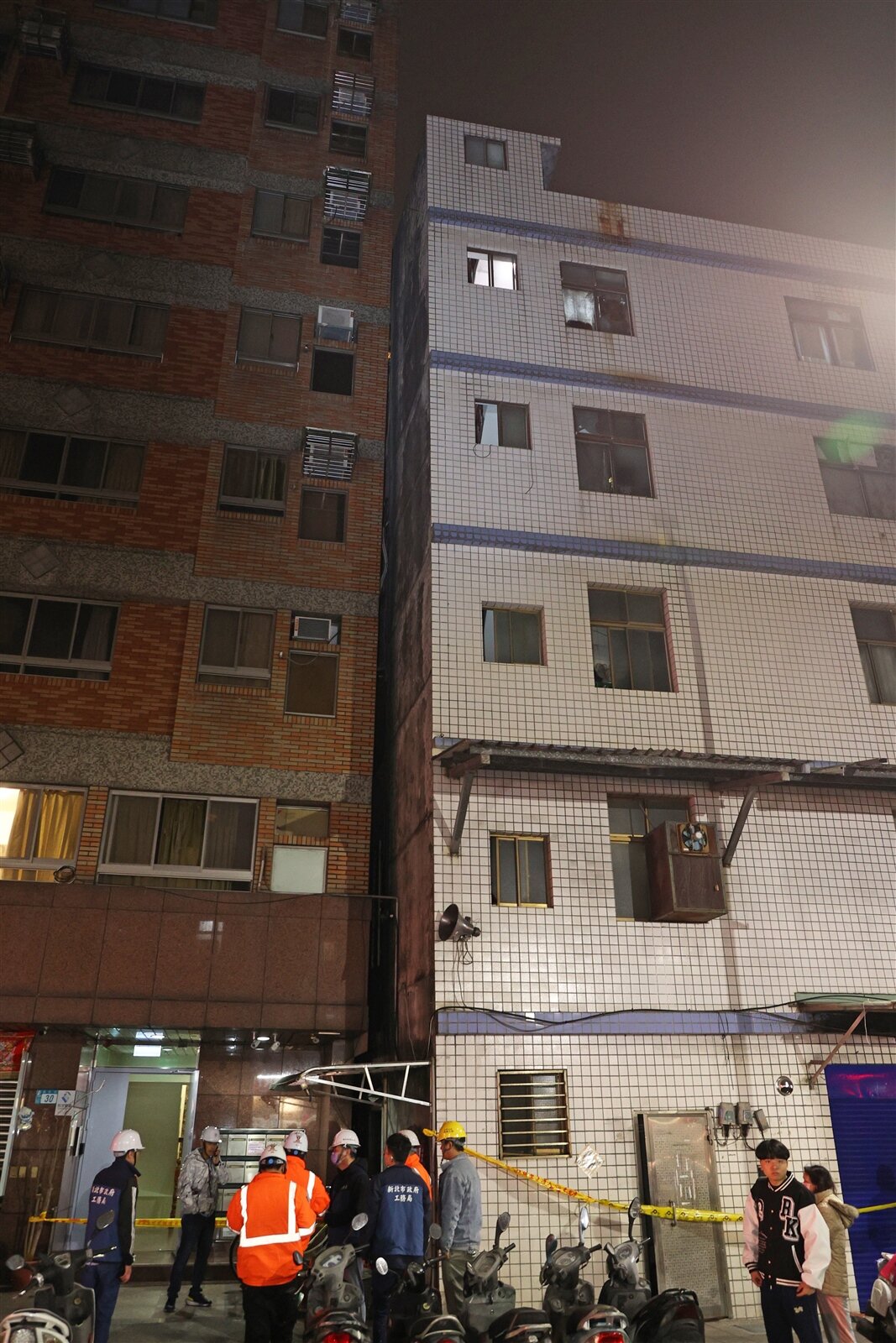 新北市三重區福隆路、仁政街口一處新建工地挖破連續壁,導致隔壁2棟房屋傾斜。圖為受波及的2棟大樓。記者潘俊宏/攝影