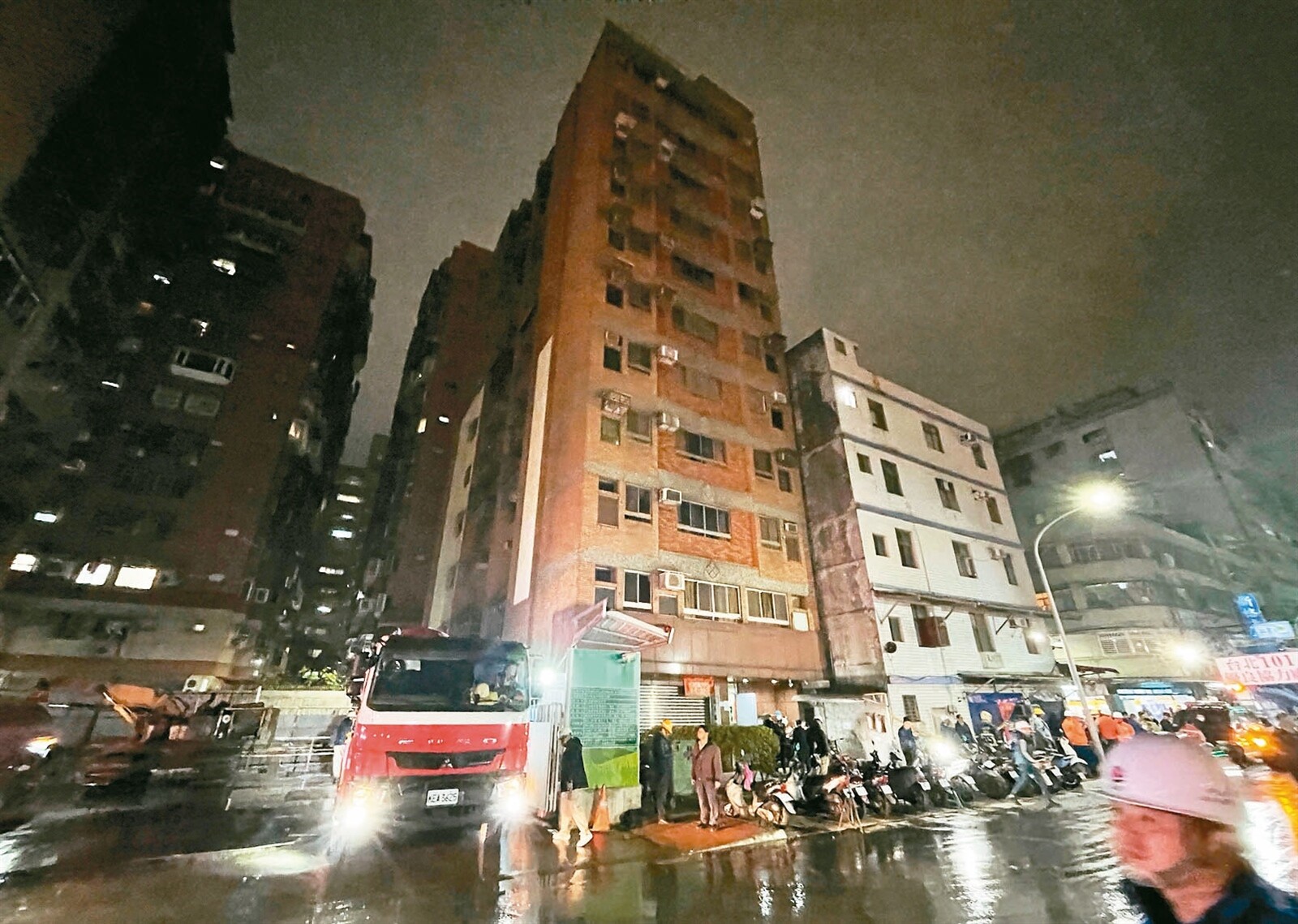 新北三重區福隆路、仁政街口建案工地昨疑施工疏失，導致隔壁房屋傾斜，42戶73人預防性撤離，居民議論紛紛。圖為受波及的2棟大樓。記者潘俊宏／攝影 