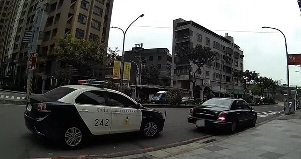 黑色轎車當時違停在公車站旁紅線上。圖/記者林昭彰翻攝