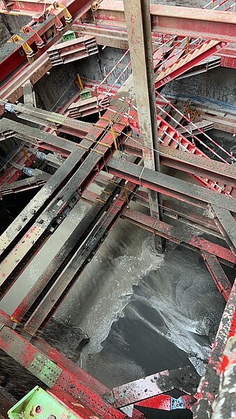 三重建案連續壁破洞導致地下水湧入，周邊臨宅疑因此傾斜。圖／新北市工務局提供