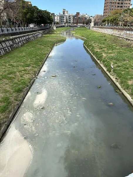 建商為趕工偷排廢水,繼豆子埔上周出現不明乳白色液體和白色粉末,26日又有民眾發現水面變成白色,宛若牛奶河。圖/取自臉書新竹爆料公社