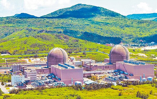 針對立委質詢核二、核三延役問題,行政院長陳建仁表示,核電廠若要延役,按照安全規定仍要有2到5年時間才能繼續發電。圖為核三廠。(台電提供)