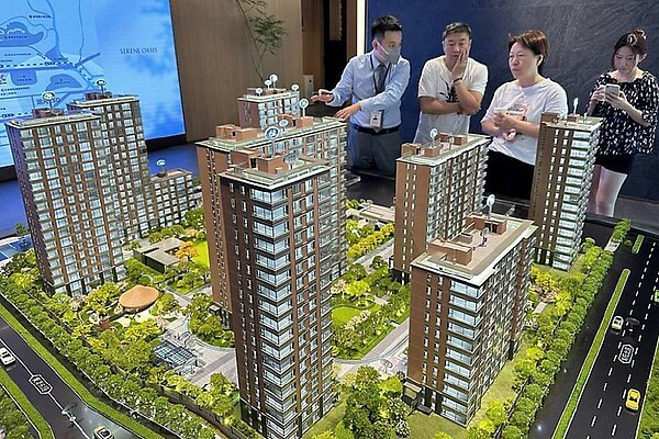 北京大學國發院經濟學教授姚洋表示,中國當前經濟復甦共有兩大挑戰,一是房地產,二是地方政府債務。圖/中新社