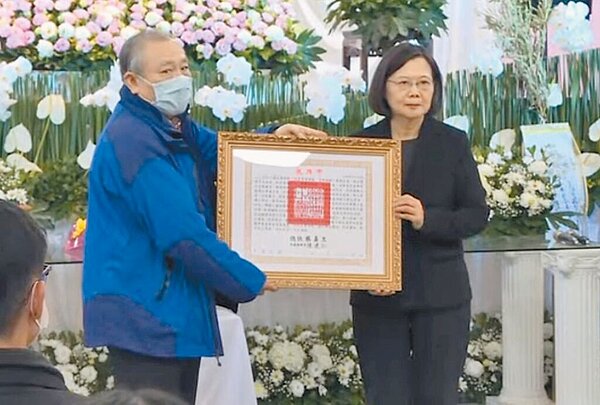 罕病人權律師陳俊翰告別式27日舉辦,蔡英文總統(右)特別頒贈褒揚令,感謝陳俊翰對台灣的貢獻。圖/民進黨中央黨部提供