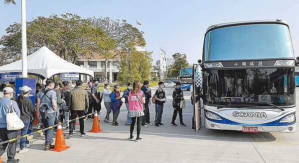 2024台灣燈會高鐵燈區啟燈後,台南市政府為分散賞燈車流,經與萬國通路觀光工廠協調後,假日期間將開放免費停車,並提供紫線免費接駁車服務。圖/交通局提供