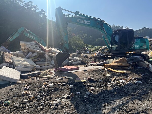 台北市一年有9萬張廢棄彈簧床墊需要處理,其實是使用重機具拆除。圖/台北市政府提供