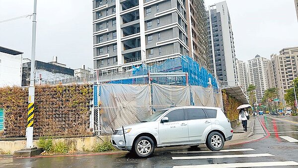 61歲曾姓工人27日於土城區學府路二段工地清洗外牆，不慎一腳踏空，從11樓摔落至2樓，全身骨折，爆頭慘死。警方到場採證，並通報勞工局派員到場調查，意外發生原因仍待檢警相驗釐清。（民眾提供／高鈞麟新北傳真）