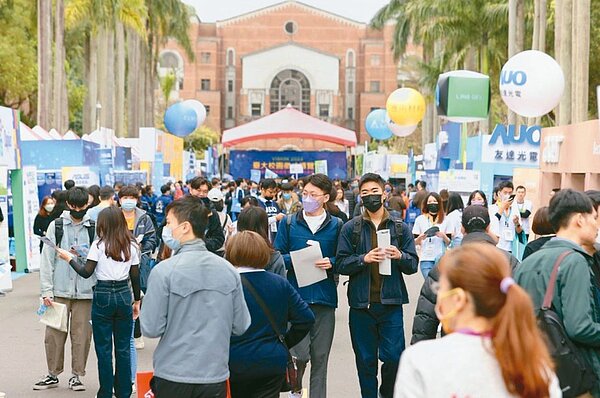 台大校園博覽會周六登場，民營金控高層將親臨現場搶跨界人才。 （聯合報系資料庫）