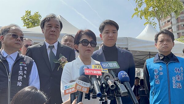 台中市長盧秀燕今出席228和平紀念追思會,說明台中市抵費地爭議。記者余采瀅/攝影