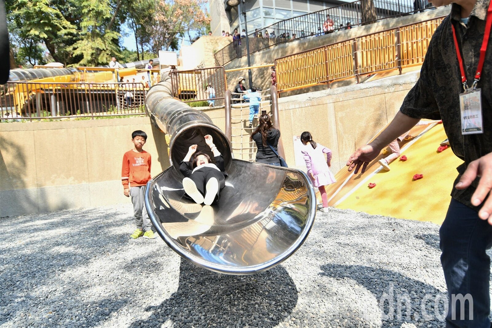 八卦山大佛綠地森呼吸營造計畫，園區內打造二座溜滑梯，其中一座滑道高低差8.5公尺、長度27公尺，是彰化縣內滑道最長，高低差最大的滑梯。記者劉明岩／攝影 