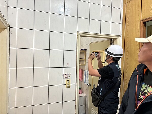 新北市工務局今天派員陪同住戶返家查看。圖/新北市工務局提供