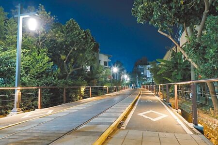 
嘉義市「嘉油鐵馬道」夜間光環境完工，世賢路站至民生南路站路段3月1日將開放使用。（廖素慧攝）
