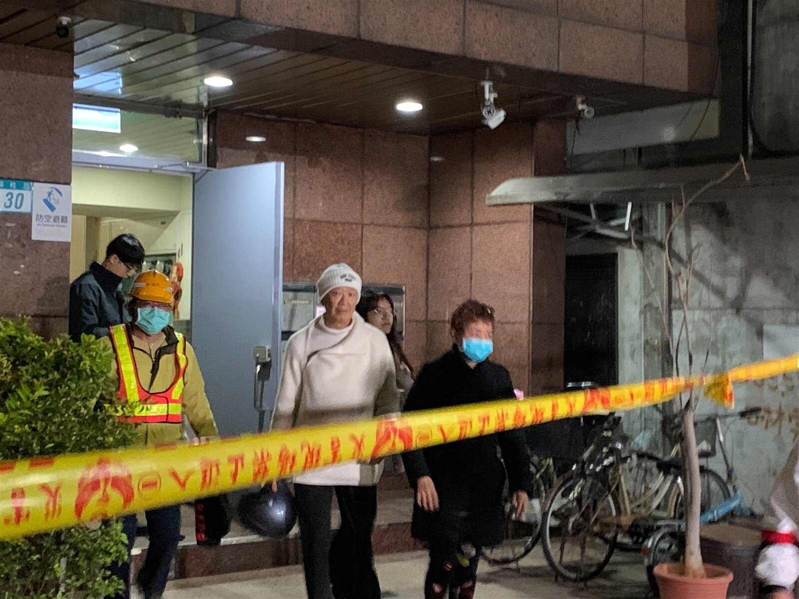 住戶返家查看，期待明天能夠順利返家，卻也不免擔心安全。記者葉德正／攝影 