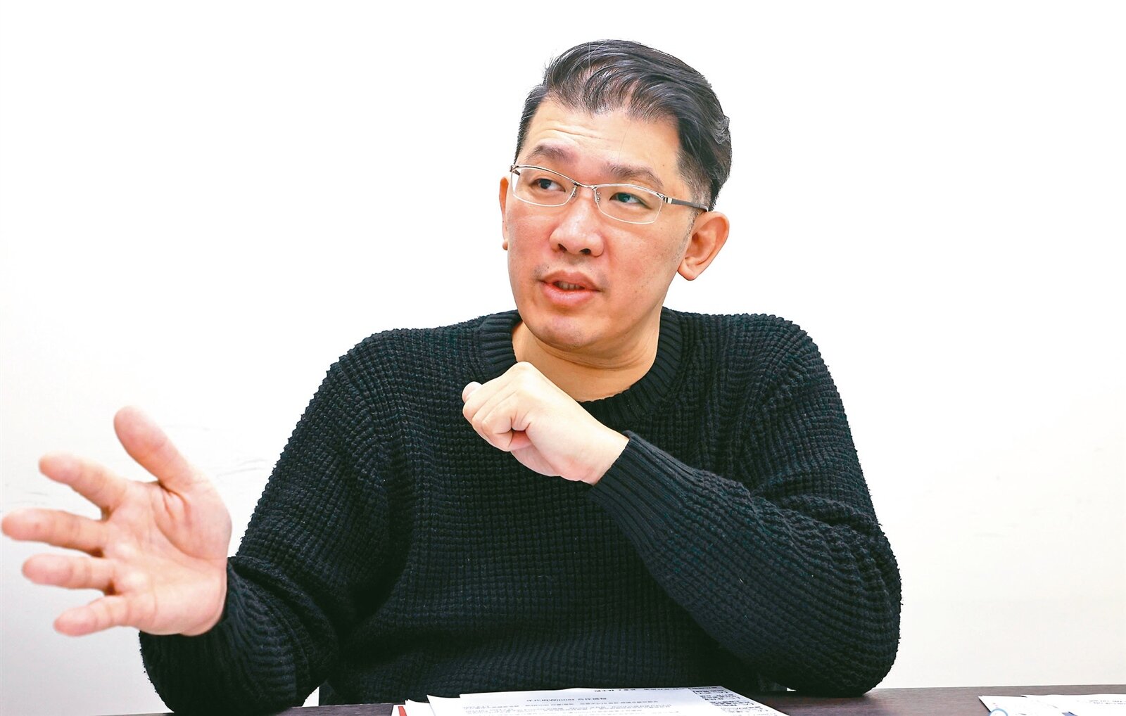 越南富國島丟包爭議,年代旅遊負責人林大鈞昨受訪說,這段時間在處理客戶事宜,沒有神隱。記者杜建重/攝影