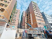 三重傾斜大樓補強回正　住戶今可返家