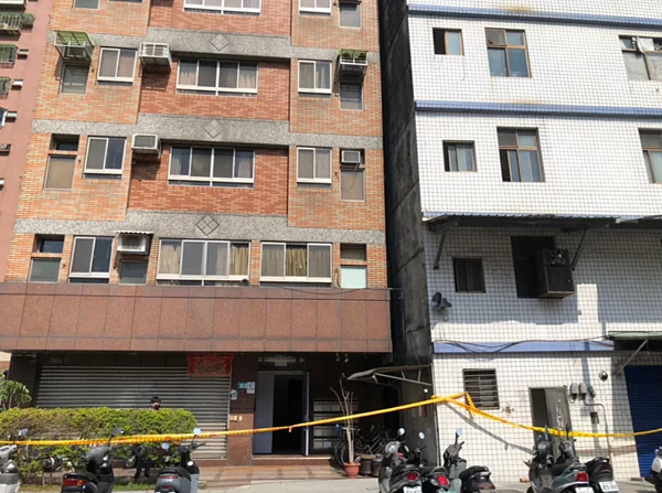 三重福隆路24號旁工地,27日施工造成鄰近民房傾斜,總計疏散安置26戶83位居民至鄰近旅館。圖/新北市工務局提供