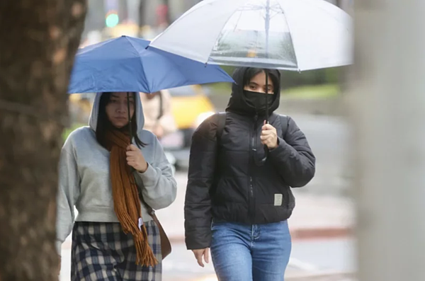 3月1日受鋒面及強烈大陸冷氣團影響，至周六高雄以北及宜花東有局部短暫雨，周六白天起台中以南轉為多雲。聯合報資料照片