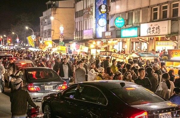 宜蘭冬山元宵花火節吸引人潮,擠滿火車站周邊街道都是人,商攤生意大好,笑稱「做一天可以呷半冬」。圖/鄉公所提供