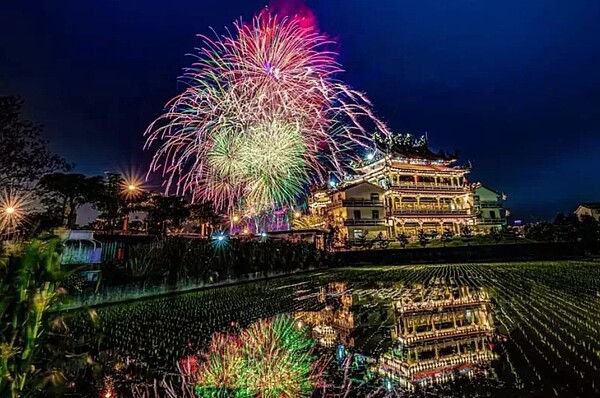 從冬山鄉天照宮後方拍到的璀璨煙火,璀璨亮眼。圖/肯吉攝影師提供