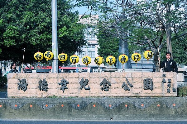 台灣基進台南黨部在湯德章圓環旁的中正路,高舉「台南四百,轉型正義停擺」燈籠。圖/台灣基進台南黨部提供