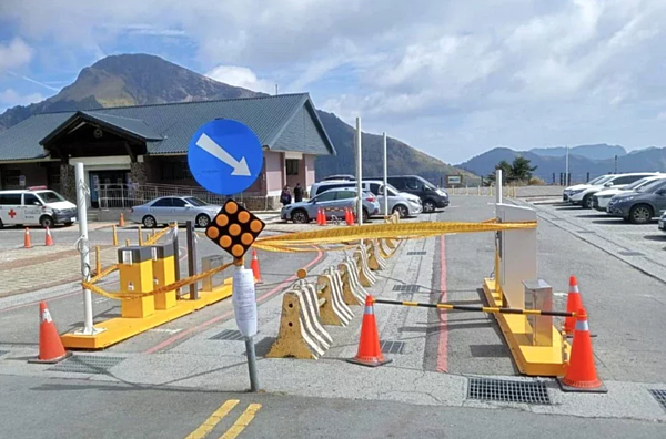 合歡山3處停車場將收費,廠商趕工裝設智慧電子化停車設施。圖/翻攝「中橫路況交通資訊站」臉書