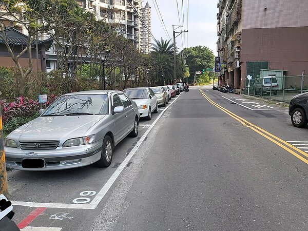 淡水區中正路1段156巷路邊車格3月起將收費。圖/新北市交通局提供