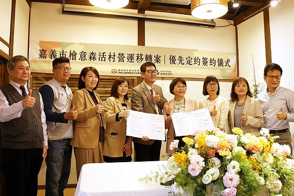 簽約儀式後合影。圖/文化局、建設處、觀光新聞處提供