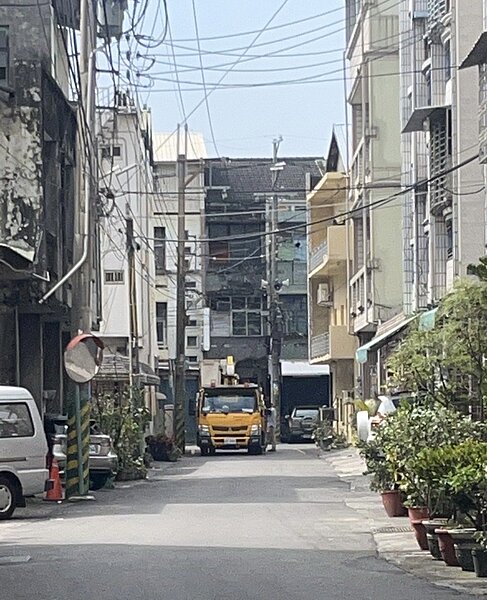 二水鄉光明路29日中午因台電分歧線路故障，居民聽到3次「爆裂聲」後，該區住戶就停電，造成停電131戶，目前搶修中。圖／民眾提供