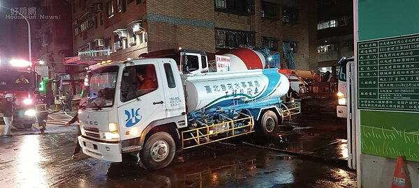 新北市三重區福隆路一處新建大樓工程日前疑因工程疏失導致周遭大樓出現傾斜,台北市自來水事業處支援灌水。圖/北水處提供