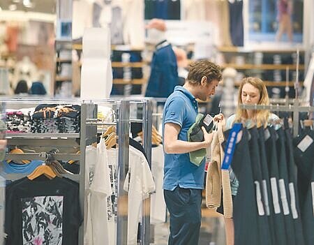 學者認為,電價調漲可能讓CPI突破2%通膨警戒線。圖為民眾在百貨公司選購時仔細比較。(本報資料照片)