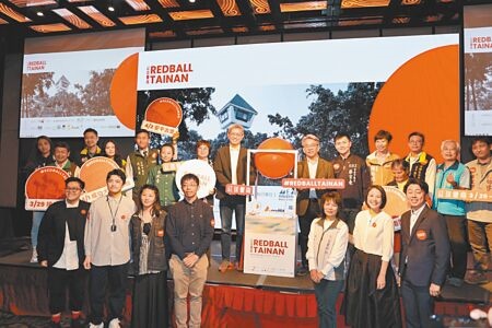 「紅球計畫RedBall Project」將從3月29日起至4月7日，一連10天在10處台南歷史街區景點亮相。（曹婷婷攝）