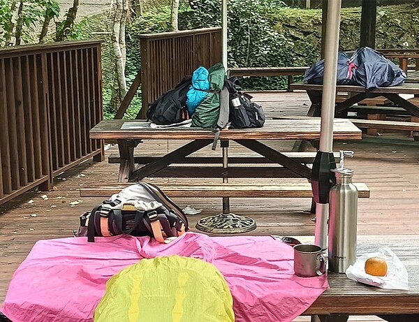 溪頭亂象又起,園區座椅近日常遭背包、雨傘、熱水瓶等私人物品占位,人卻跑去爬山不見蹤影。(民眾提供/楊靜茹南投傳真)