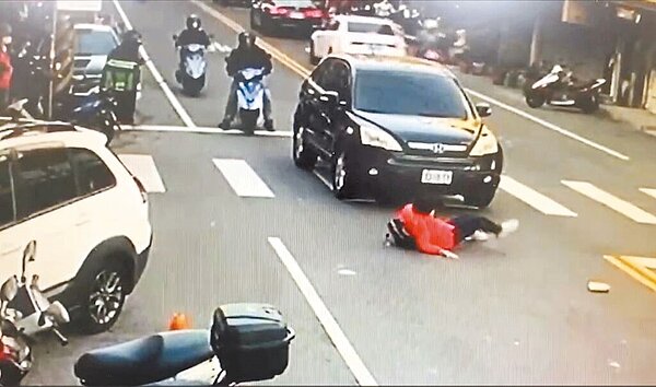 台中市潭子區潘姓女童2月29日於上學途中,走行人穿越道過馬路時,遭賴女駕駛休旅車撞倒。(民眾提供/陳淑娥台中傳真)