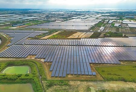 
為配合政府發展綠能產業政策，業者投入太陽光電建設，台南七股許多魚塭覆蓋大片太陽能光電板。（本報資料照片）
