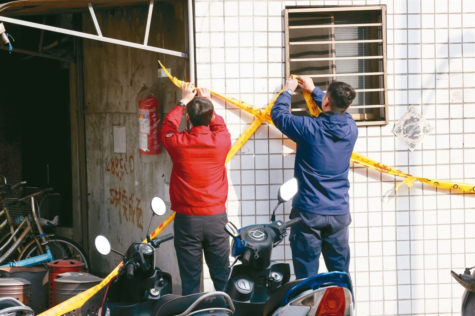 玖長建設位在新北三重的建案，因連續壁施工瑕疵，27日造成鄰樓傾斜，經灌水等補強作業後，三大技師公會確認安全無虞，昨天拆除黃色警戒線。記者邱德祥／攝影 