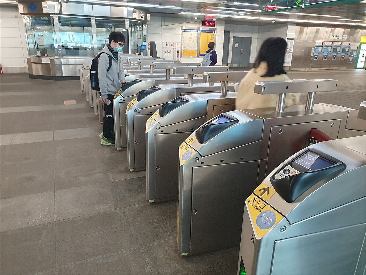 悠遊卡公司推出的貼紙遭到民代批評。記者邱書昱/攝影