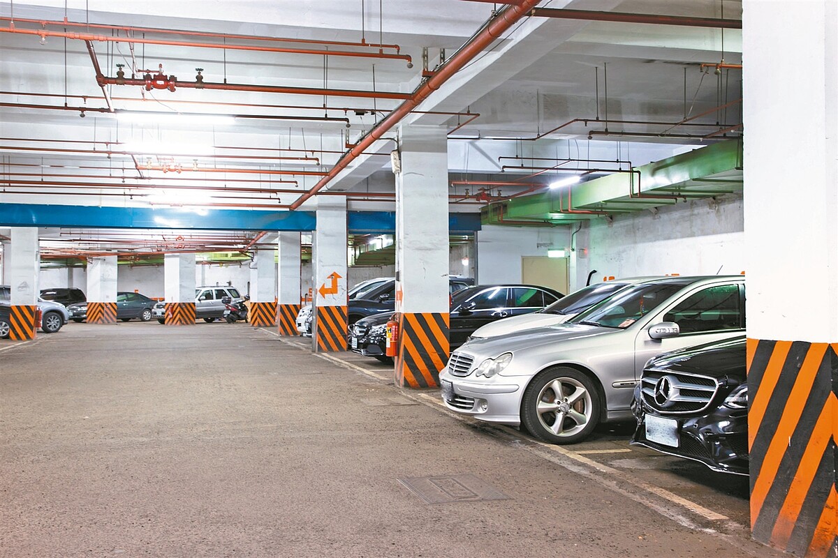 內政部推動虛坪改革，第一刀就砍向停車位公設問題。停車空間定義為專有部分後，雖嘉惠沒買車位的人，但有車位的民眾應會發現持有坪數大增，而政府管制虛坪之後，建商對於公設興建將更為保守。圖／聯合報系資料照片 