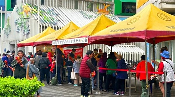 台北市萬華區日祥里里辦公處發送千份龍年金幣和財神爺造型的氣球，吸引許多里民前來領取。圖／永慶房屋提供