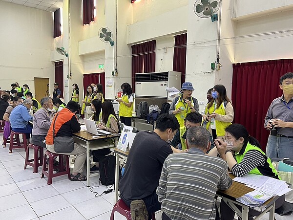 大林蒲遷村29日啟動首場方案選擇意願調查,所有權人參與相當踴躍。圖/高雄市政府提供