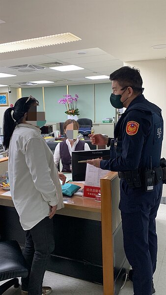 高雄市丘姓婦人想發財，被群組投顧老師洗腦，聲稱可幫投資海外股票，至少獲利20%，丘深信不疑，到新興區銀行辦房產抵押質借200萬，幸被警方和行員勸阻。圖／聯合報記者石秀華翻攝