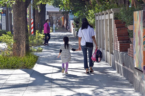 三民國小建國路通學道改善完成。圖/高雄市政府提供