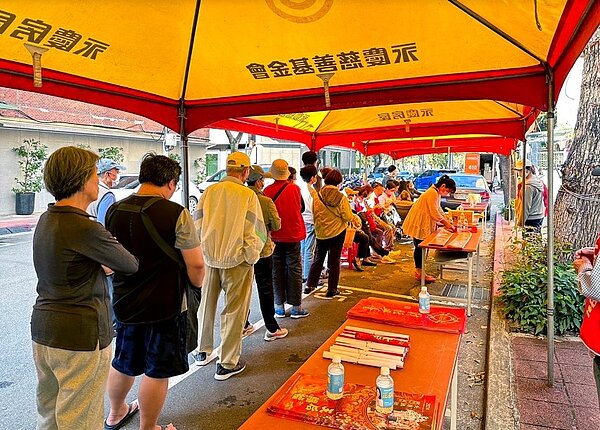 永慶房屋提供活動帳篷與物資，讓里長的新春活動圓滿順利。圖／永慶房屋提供

