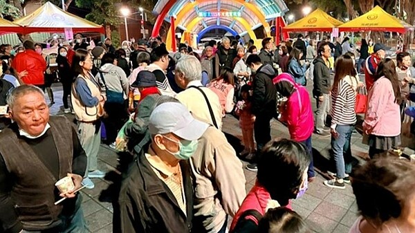 永慶房屋贊助活動帳篷響應「鵬程歡慶元宵龍年行大運」晚會活動,現場人潮滿滿一起歡度元宵節。圖/永慶房屋提供