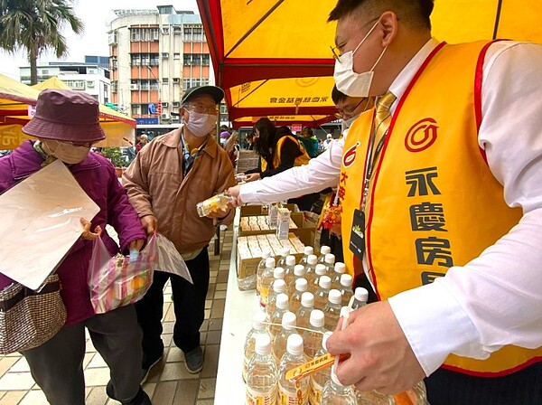 永慶房屋參加「一德里龍年慶元宵」活動，免費提供瓶裝水、飲料以及「龍躍祥雲招財提燈」給在地里民。圖／永慶房屋提供